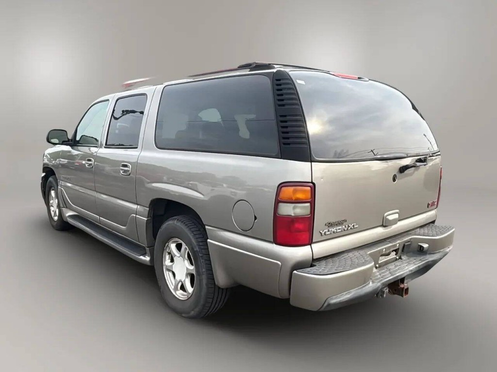 2003 GMC Yukon Image 3