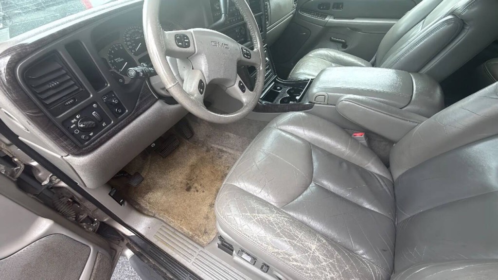 2003 GMC Yukon Image 10