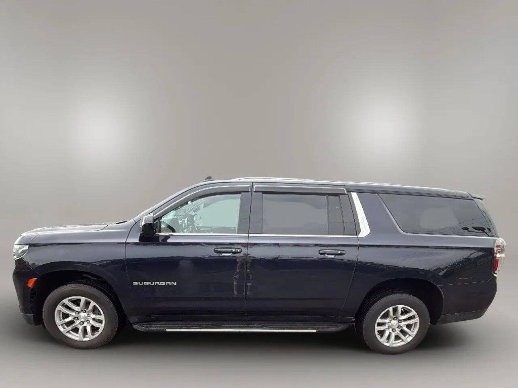 2022 Chevrolet Suburban Image 2