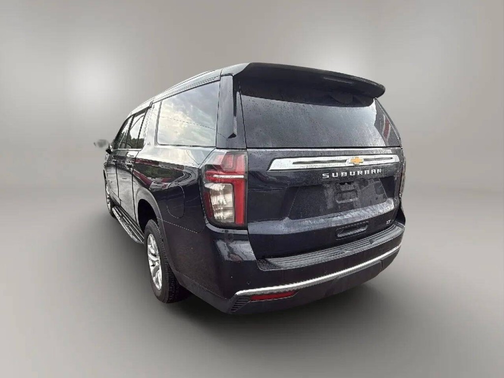 2022 Chevrolet Suburban Image 3