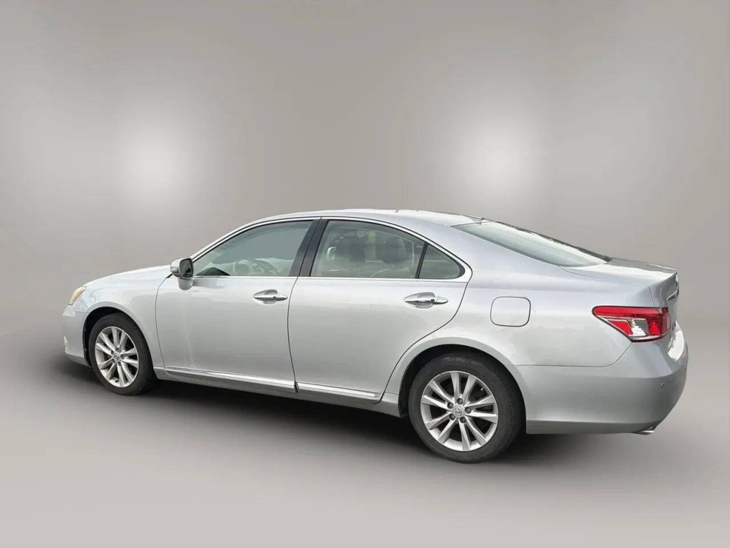2011 Lexus ES 350 Image 2