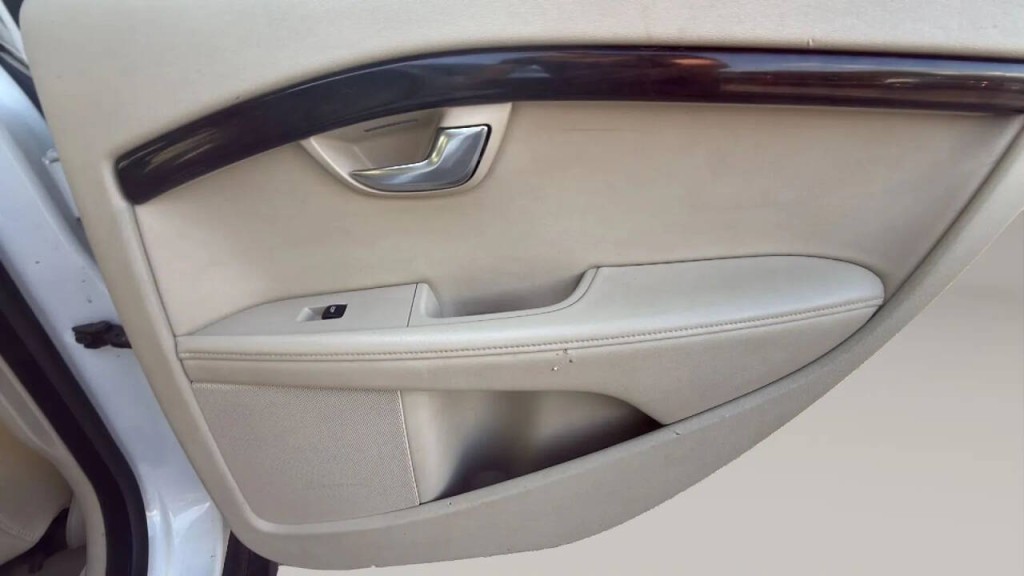 2016 Volvo XC70 Image 12