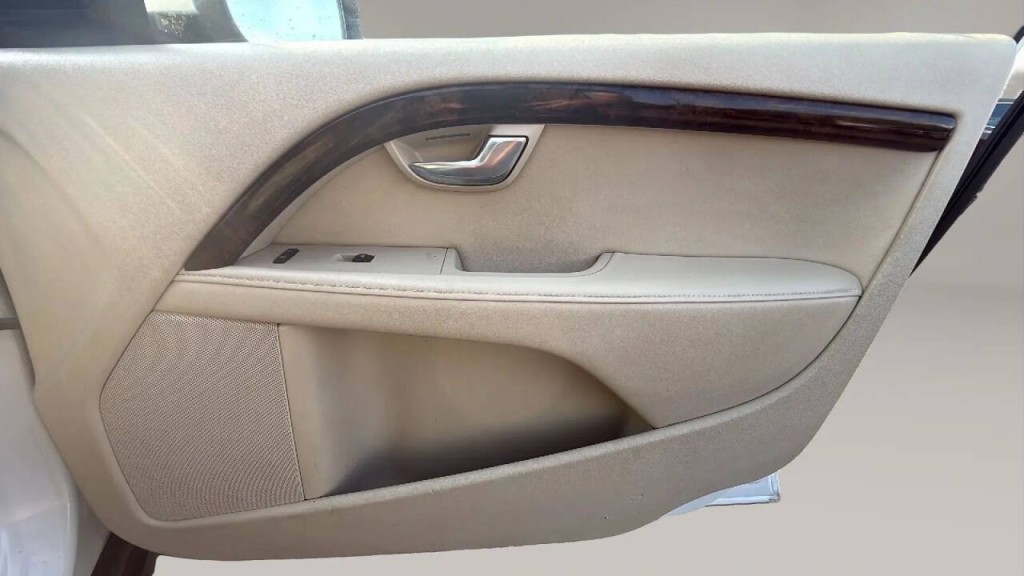 2016 Volvo XC70 Image 14