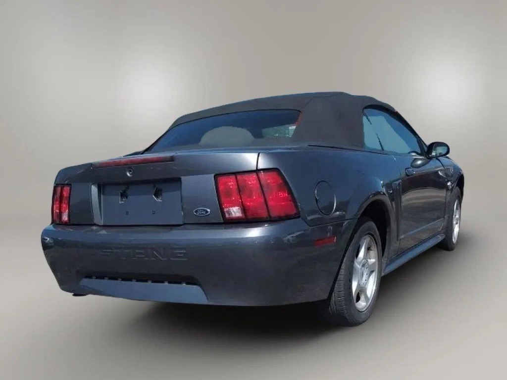 2004 Ford Mustang Image 5