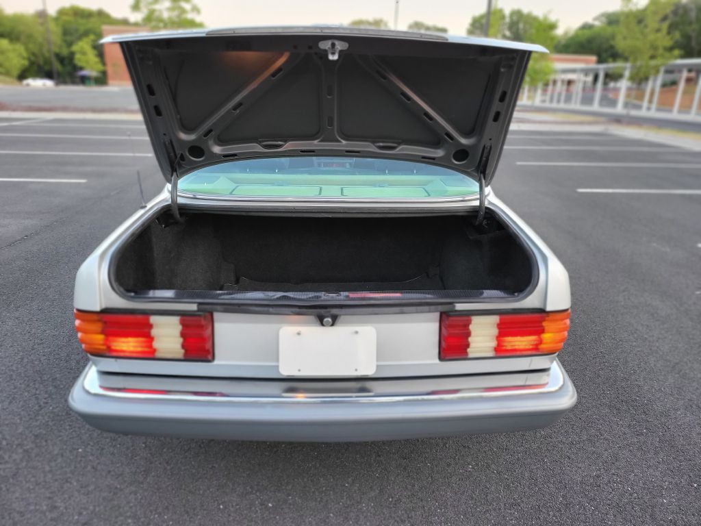 1984 Mercedes-Benz 500 Image 28