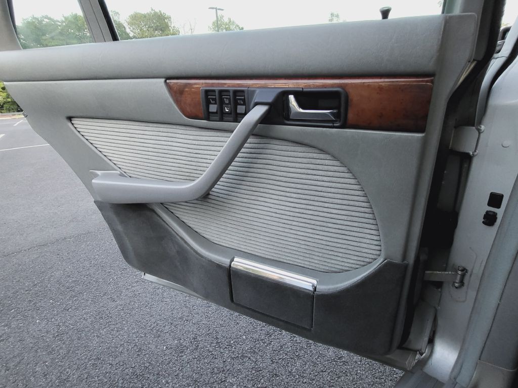 1984 Mercedes-Benz 500 Image 38