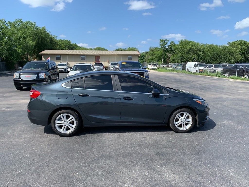 2017 Chevrolet Cruze Image 2