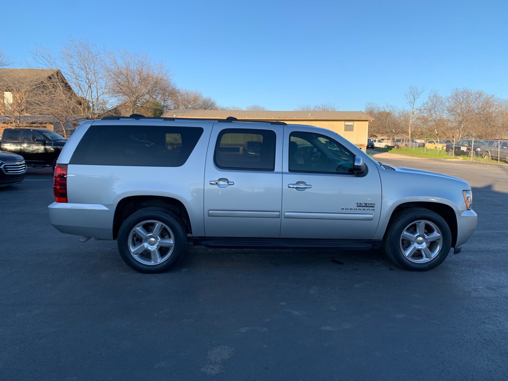 2014 Chevrolet Suburban Image 2