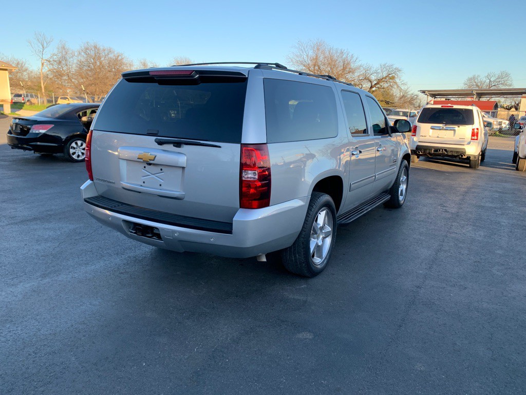 2014 Chevrolet Suburban Image 3