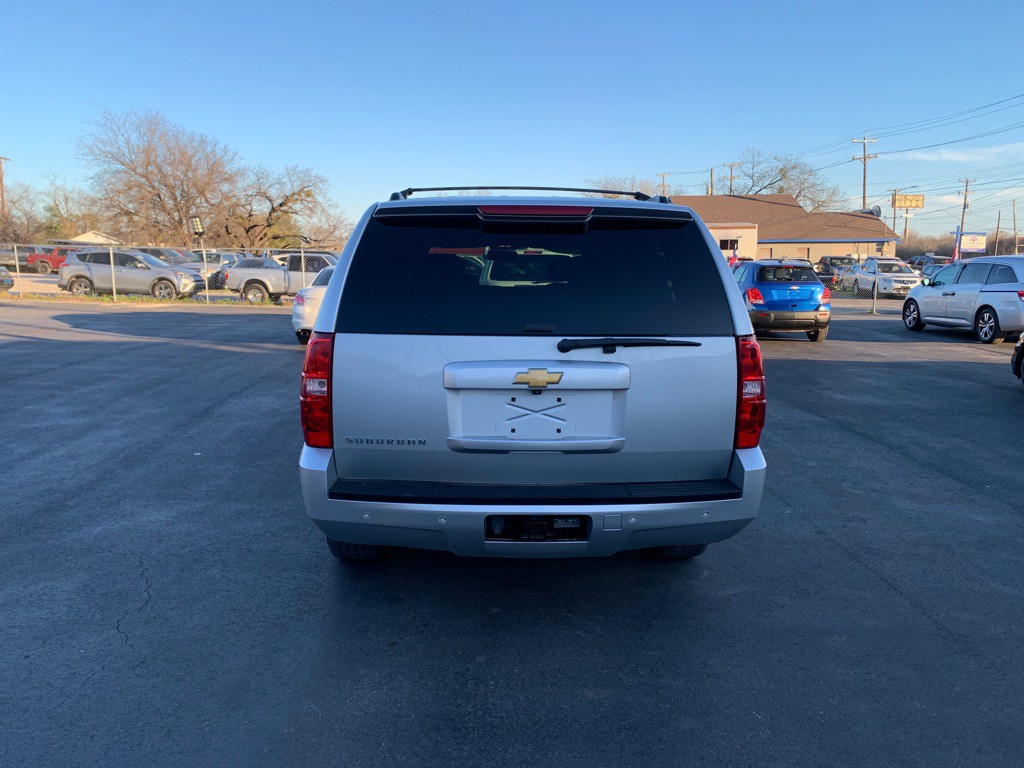 2014 Chevrolet Suburban Image 4