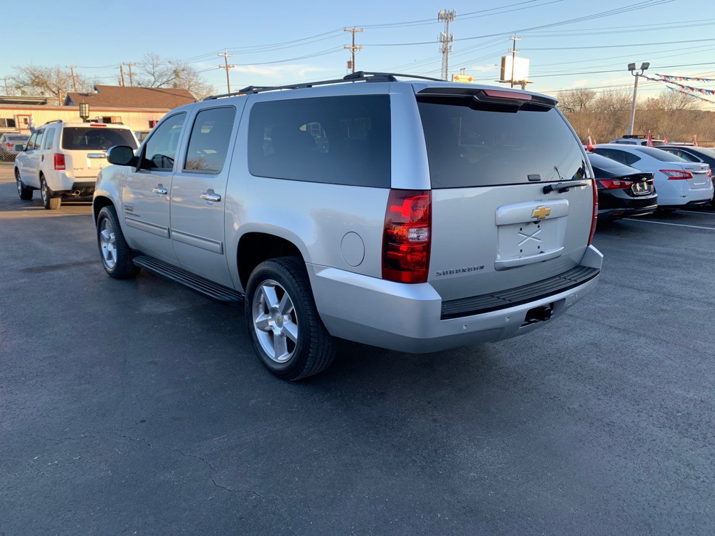 2014 Chevrolet Suburban Image 5