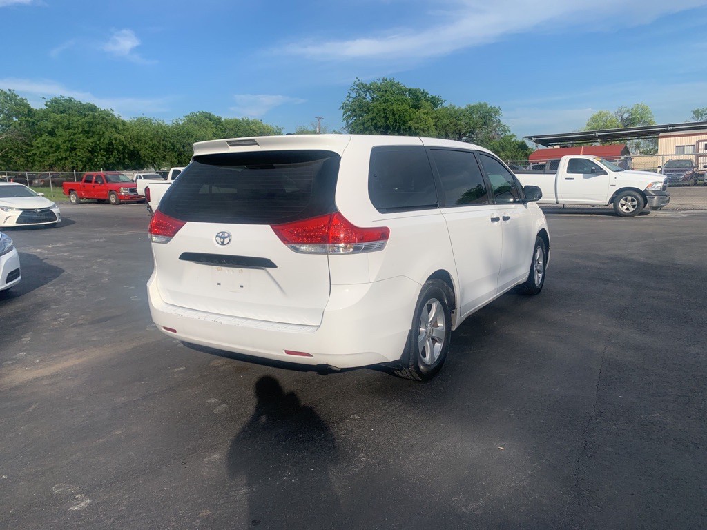 2012 Toyota Sienna Image 2