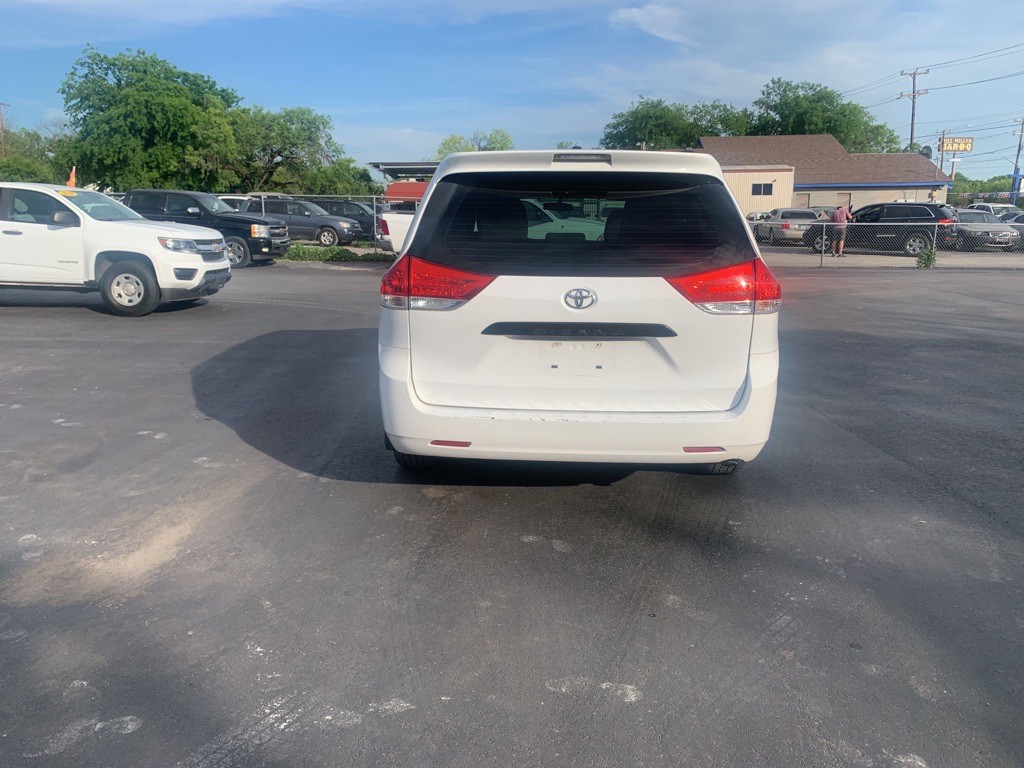 2012 Toyota Sienna Image 3