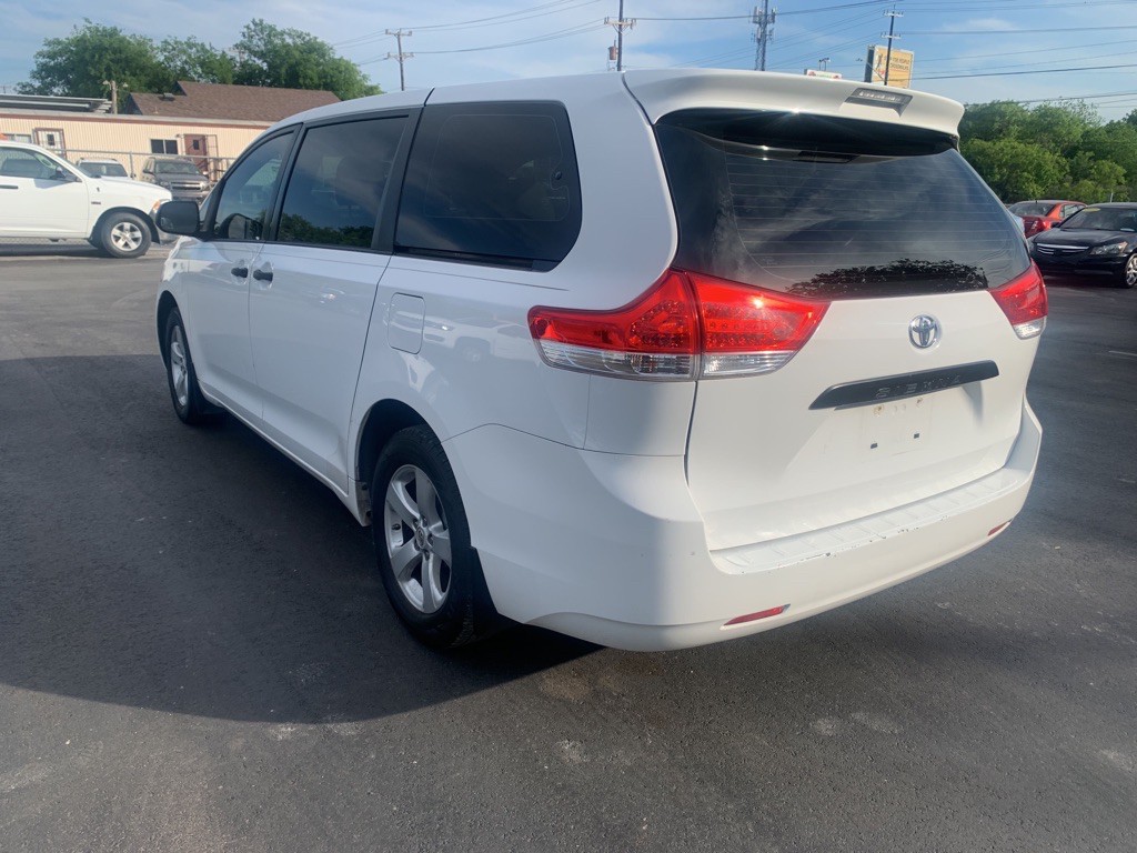2012 Toyota Sienna Image 4