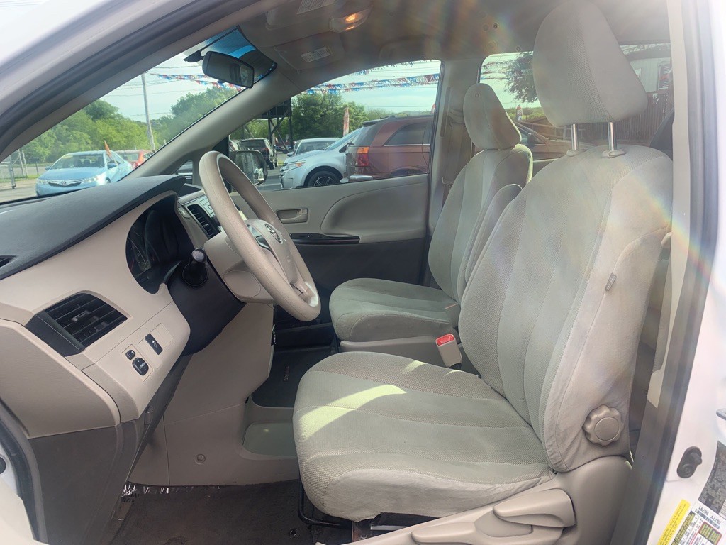 2012 Toyota Sienna Image 9
