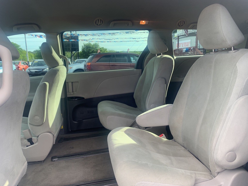2012 Toyota Sienna Image 10