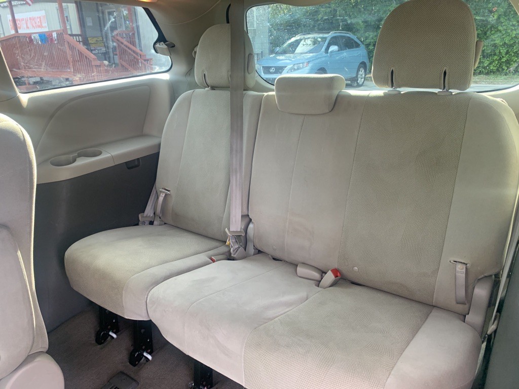 2012 Toyota Sienna Image 11