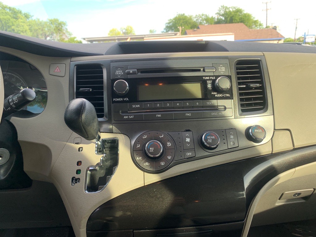 2012 Toyota Sienna Image 13