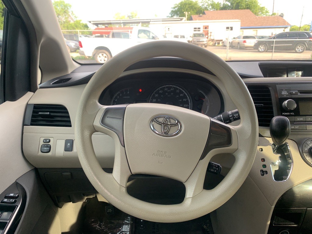 2012 Toyota Sienna Image 14