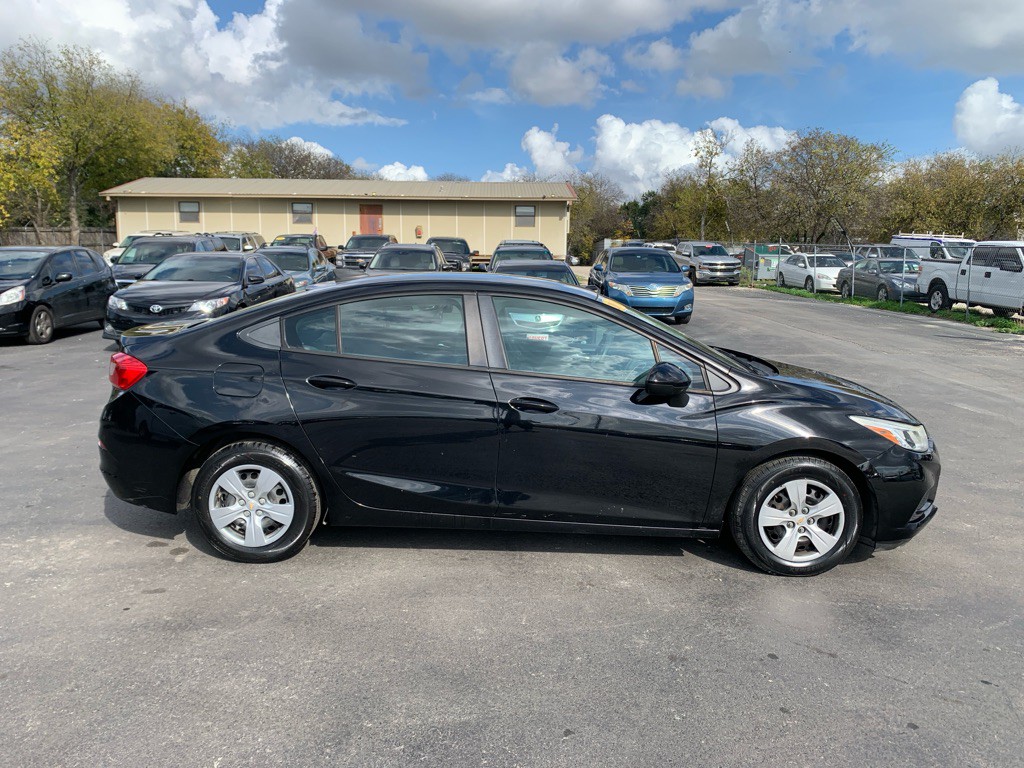 2017 Chevrolet Cruze Image 2