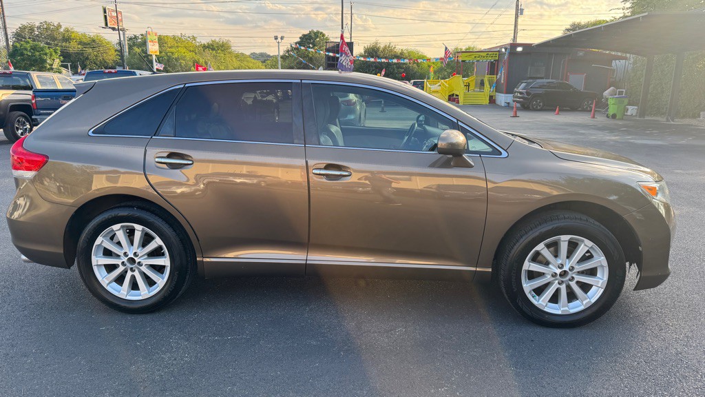 2011 Toyota Venza Image 2