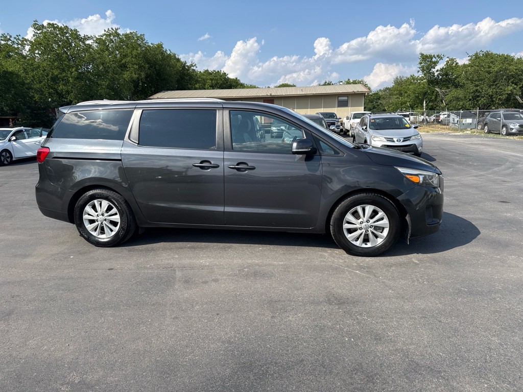 2017 Kia Sedona Image 2