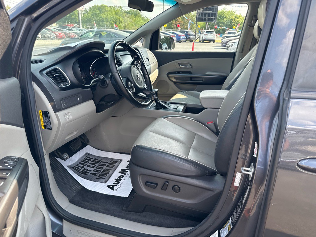 2017 Kia Sedona Image 9