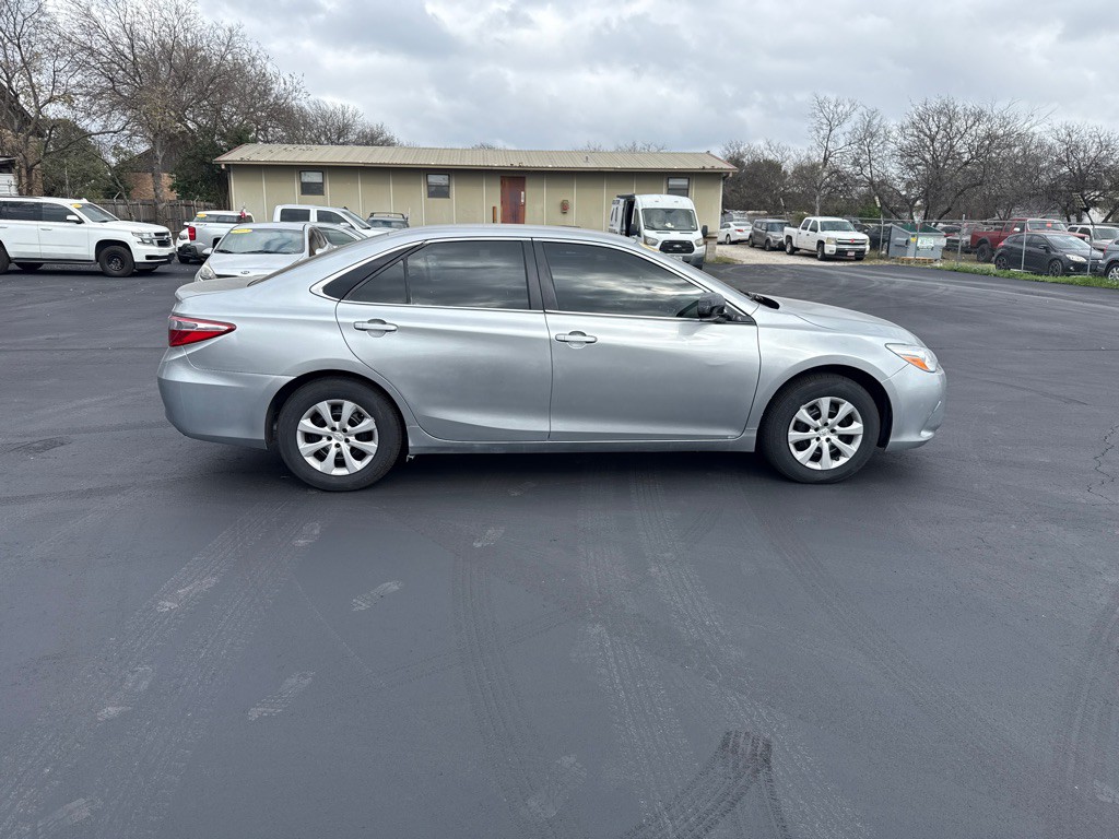 2017 Toyota Camry Image 2