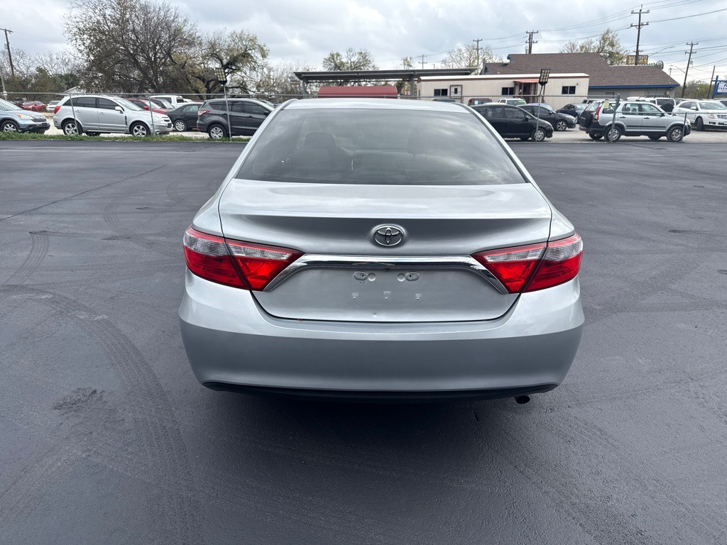 2017 Toyota Camry Image 4