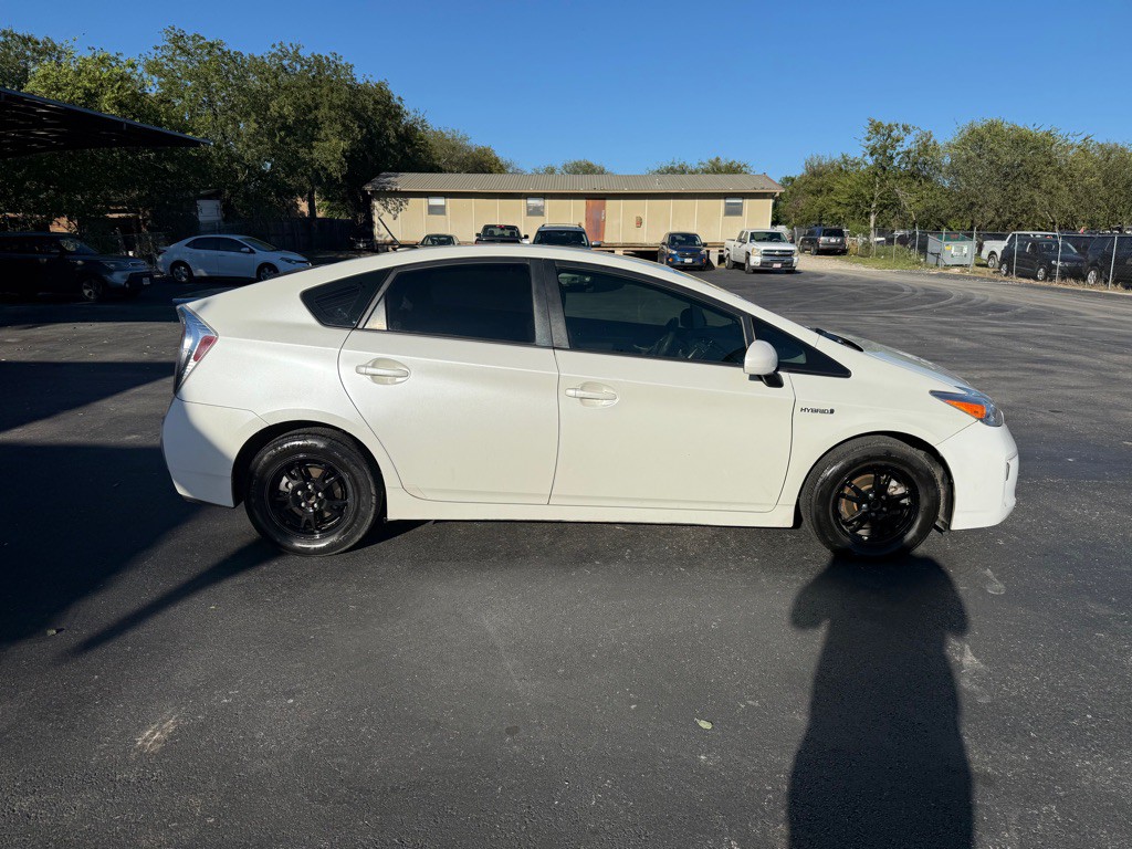 2015 Toyota Prius Image 2