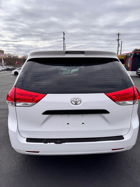 2012 Toyota Sienna Image 4
