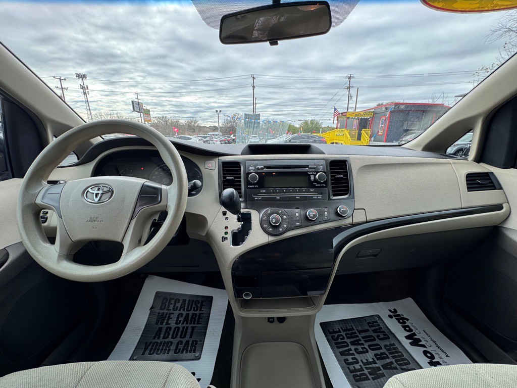 2012 Toyota Sienna Image 11