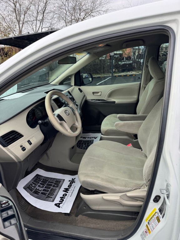 2012 Toyota Sienna Image 13