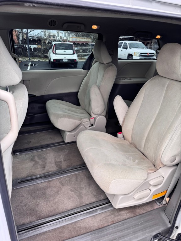 2012 Toyota Sienna Image 14