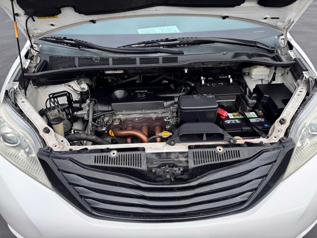 2012 Toyota Sienna Image 17