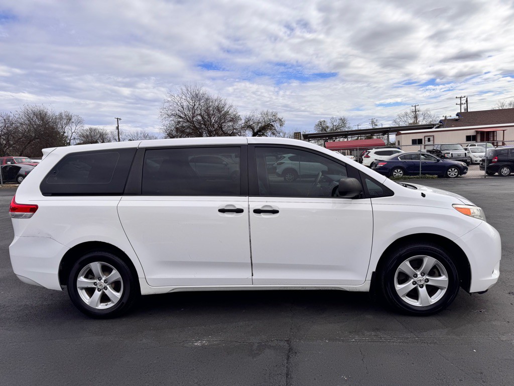 2012 Toyota Sienna Image 2