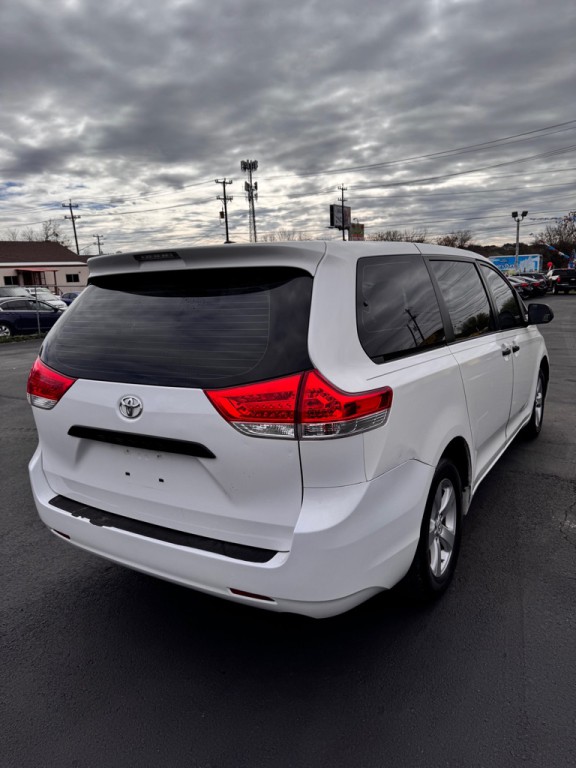 2012 Toyota Sienna Image 3