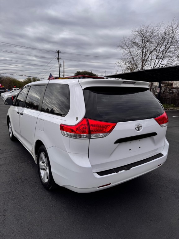 2012 Toyota Sienna Image 5