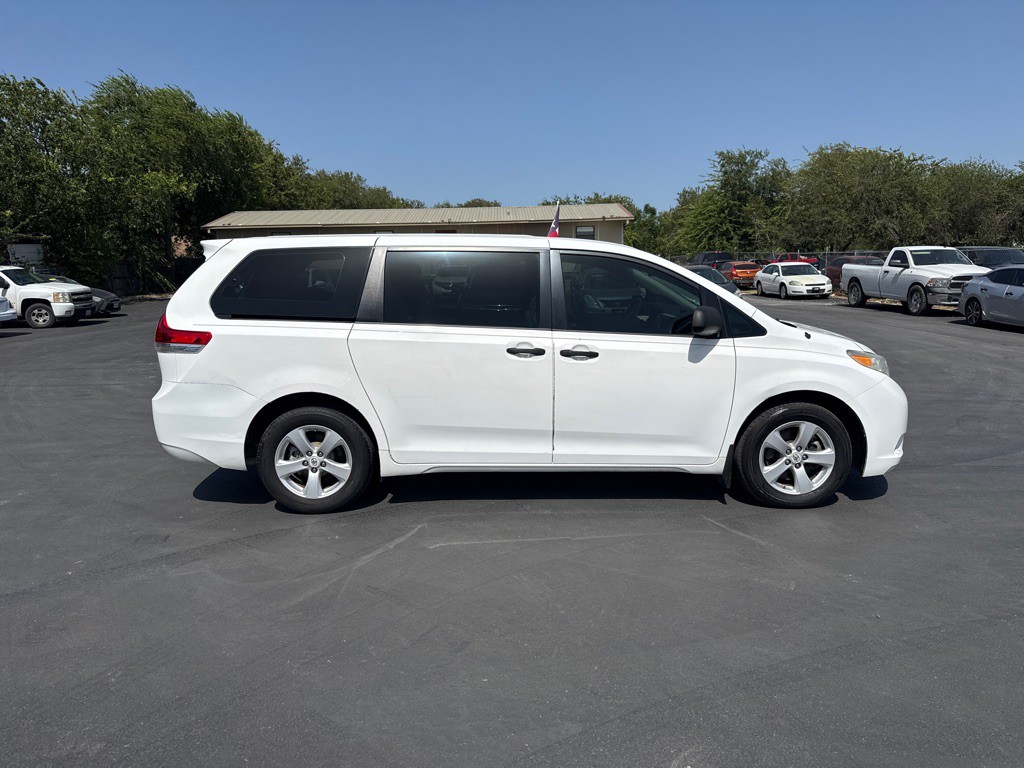2012 Toyota Sienna Image 2