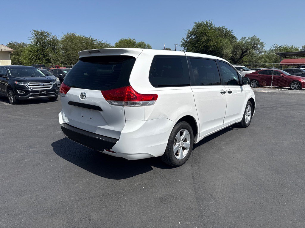 2012 Toyota Sienna Image 3