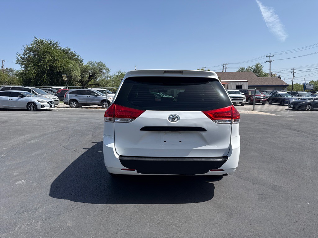 2012 Toyota Sienna Image 4