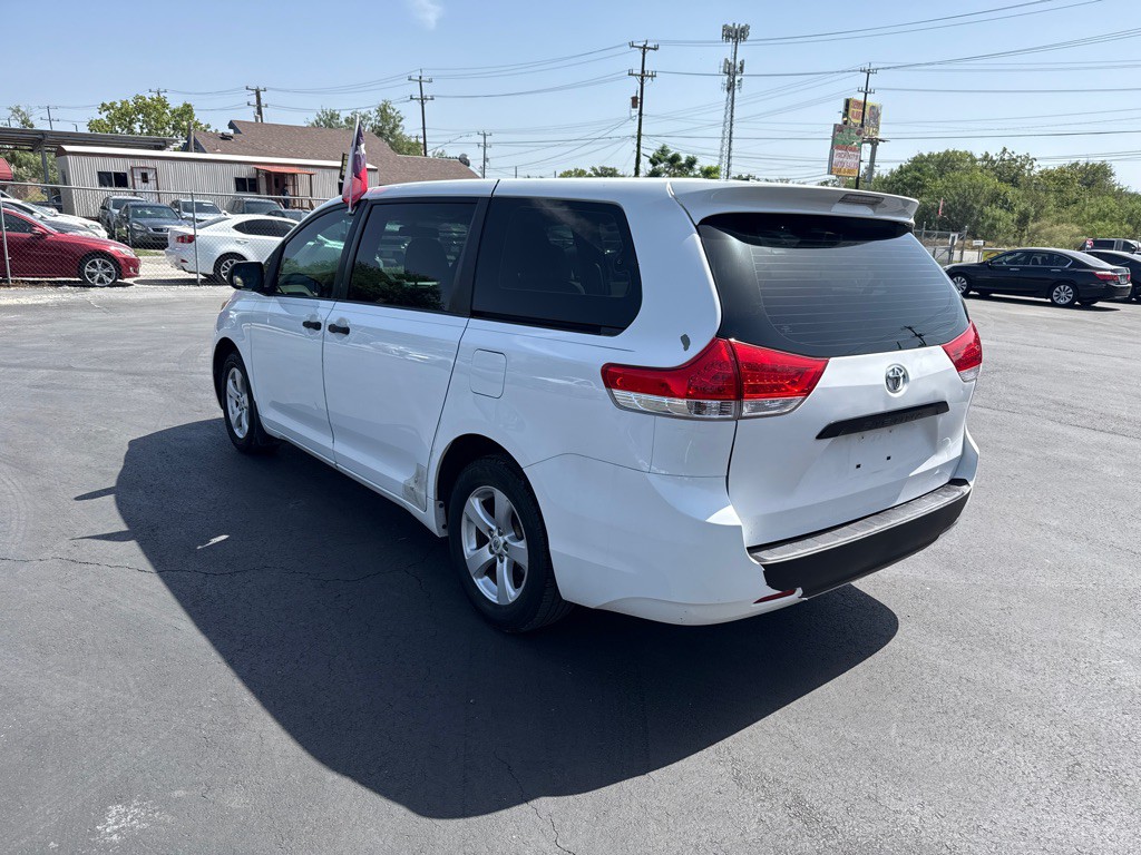 2012 Toyota Sienna Image 5