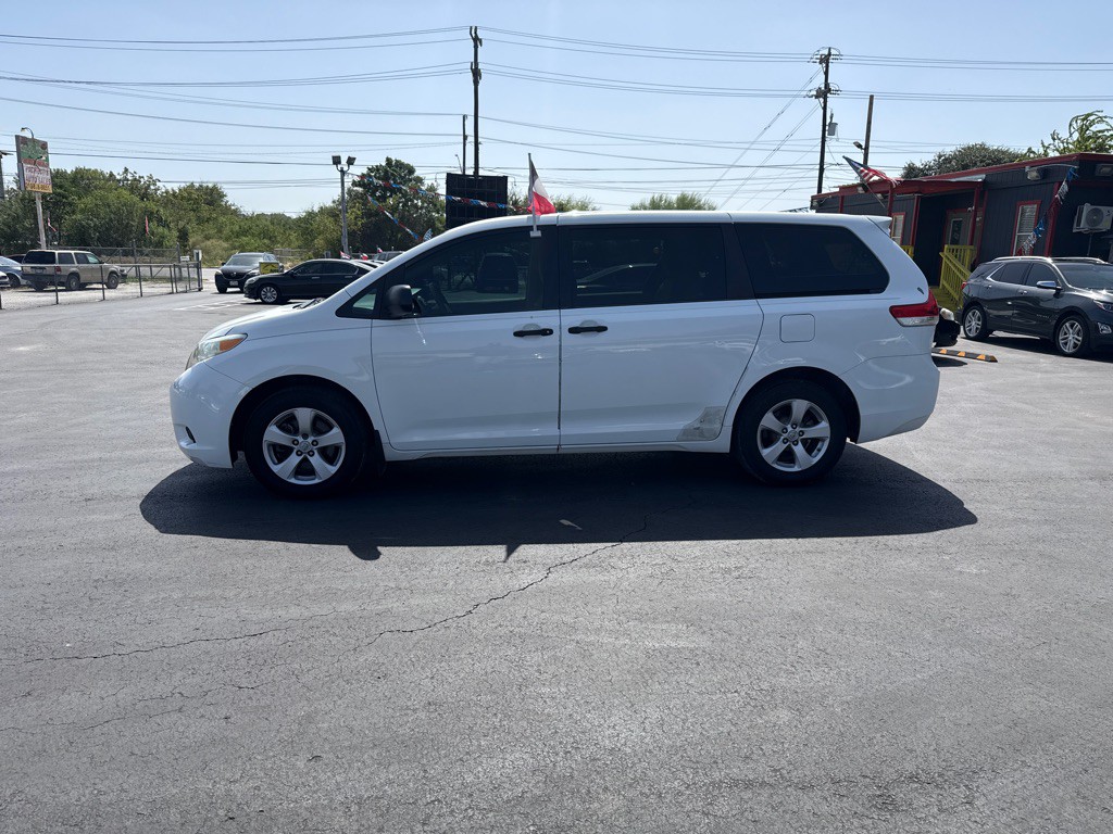 2012 Toyota Sienna Image 6
