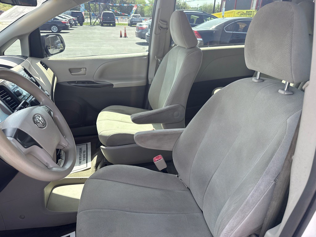 2012 Toyota Sienna Image 10