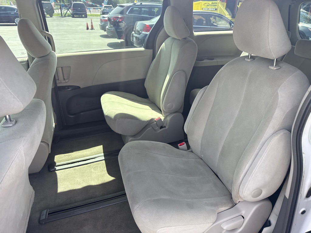 2012 Toyota Sienna Image 11