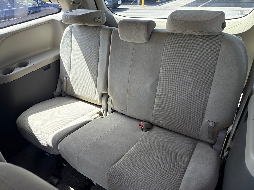 2012 Toyota Sienna Image 12