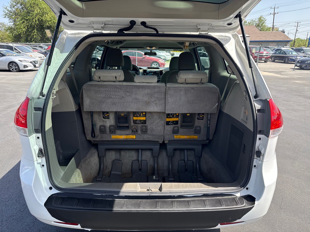 2012 Toyota Sienna Image 13