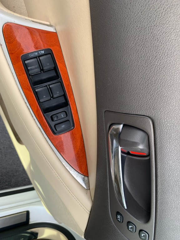 2010 Lexus ES Image 9