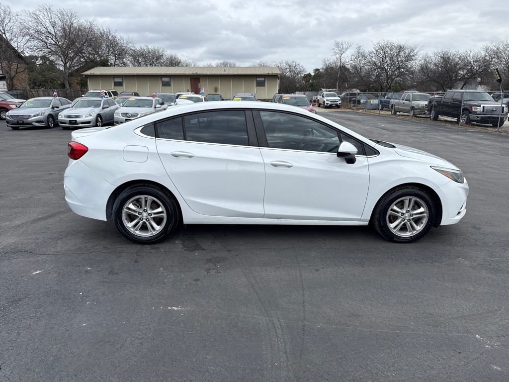 2018 Chevrolet Cruze Image 2