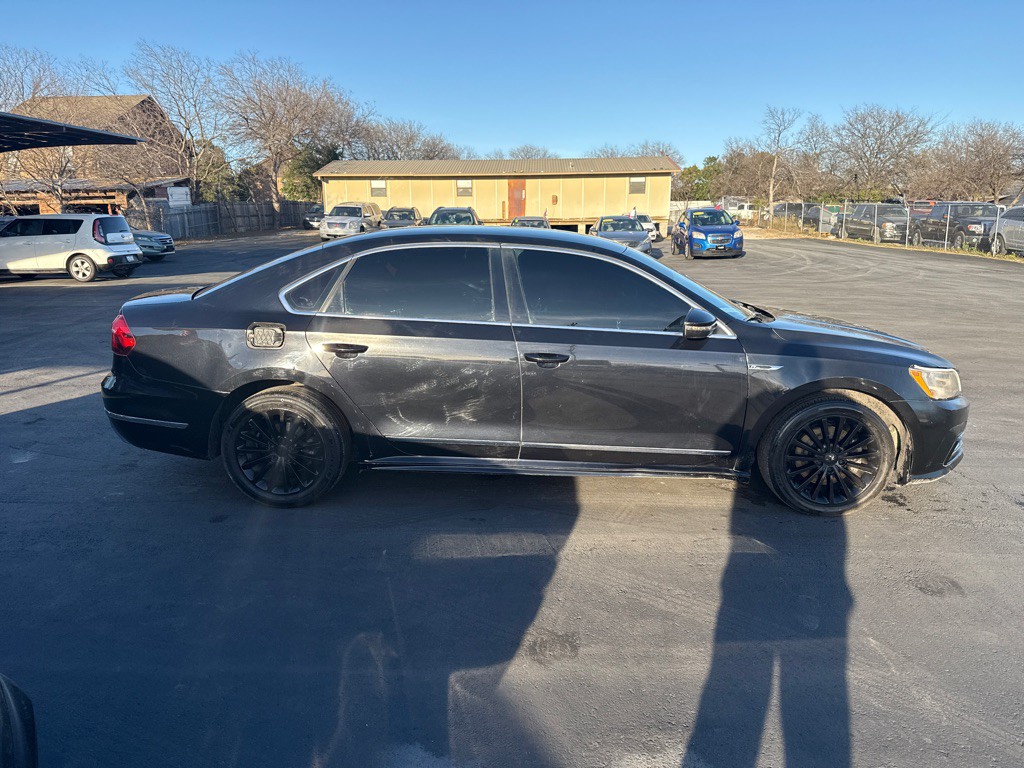 2017 Volkswagen Passat Image 2